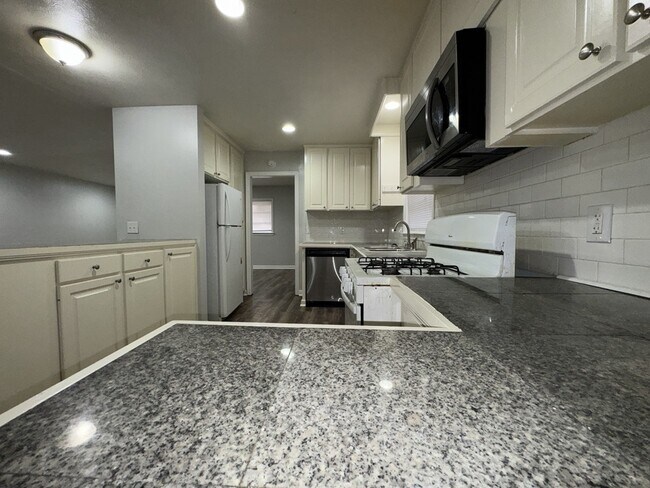 Foto del edificio - 304 Colonial Cir