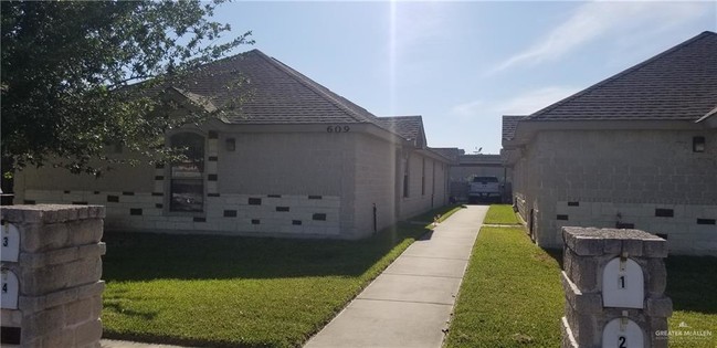 Building Photo - 609 Pebble Creek