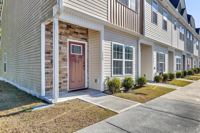 Foto del edificio - Holly Ridge End Unit Town Home Available!