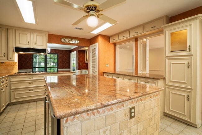 Building Photo - 12127 Tara Dr