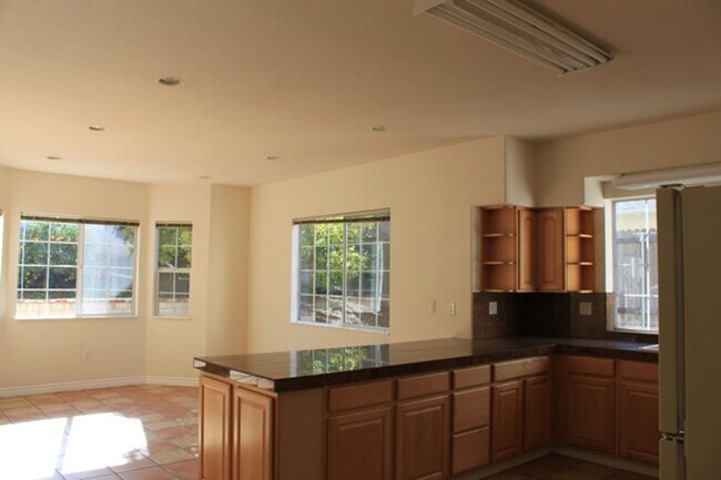 Foto del edificio - 4527 Hollister Ave