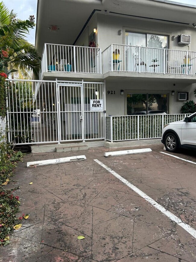 Foto del edificio - 921 Meridian Ave