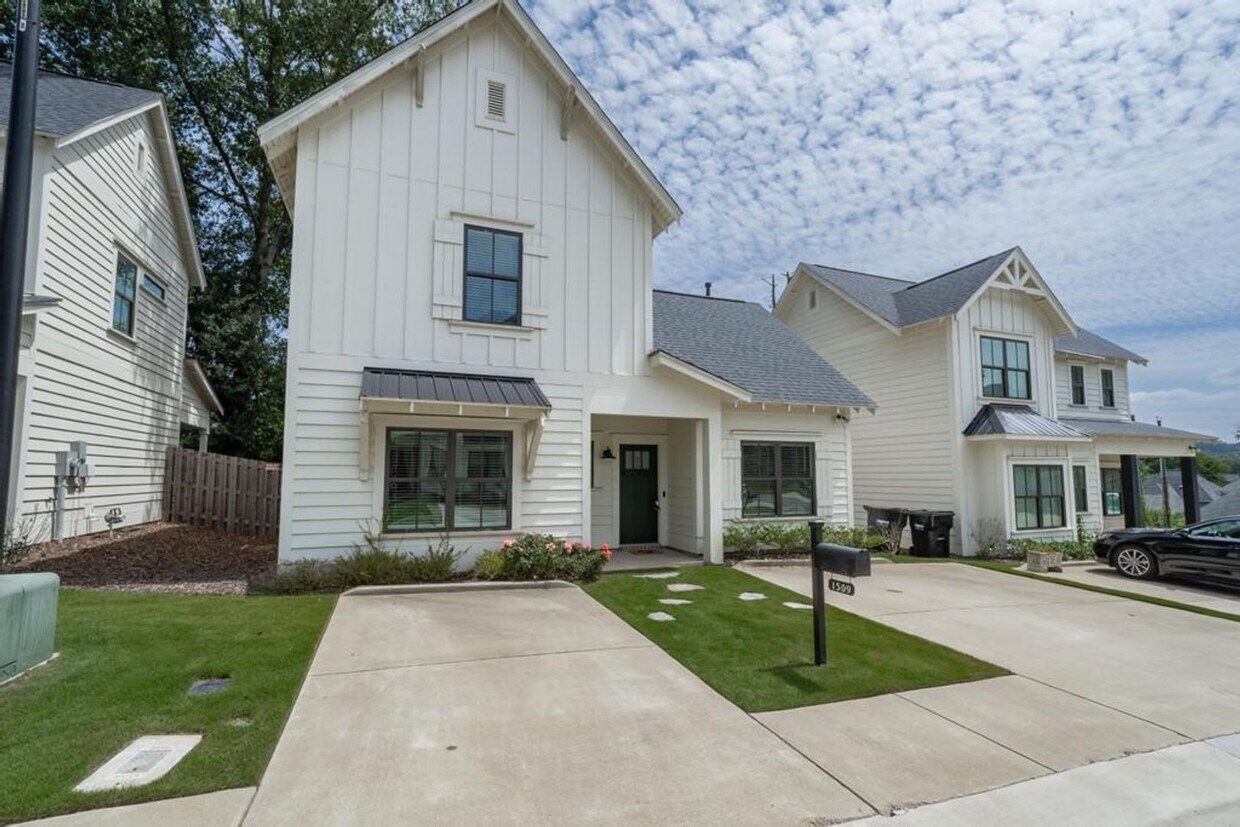 Primary Photo - 2 bedroom with bonus space in Cahaba Heights!