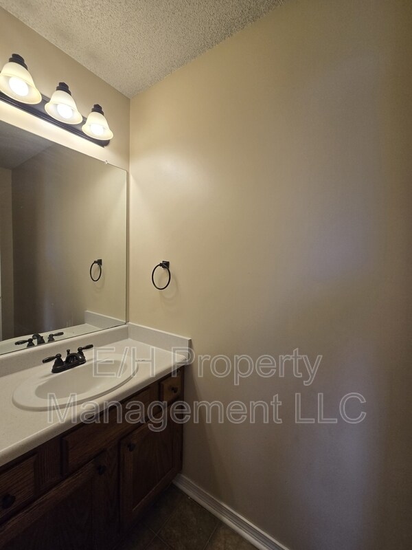 Building Photo - 4462 S Elizabeth Ave