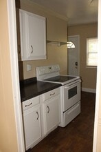 Building Photo - 2100 W Parkway Dr