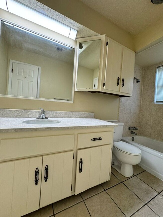 Building Photo - Beautifully updated, 3 bed 2 bath home in Moore, ready for move in! New granite, paint and fixtures!