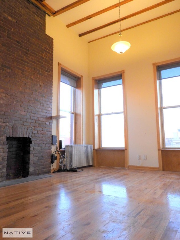 Primary Photo - 82 Berry St