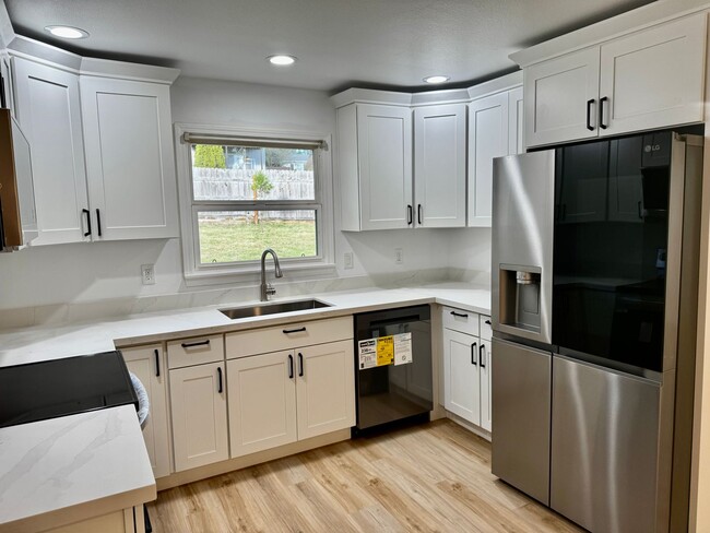 Building Photo - Remodeled Bothell Home!!