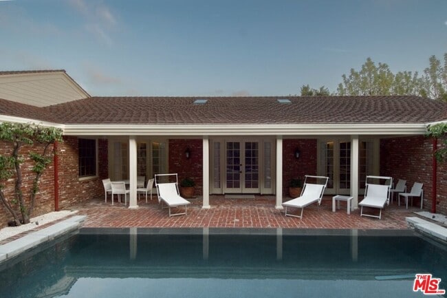 Building Photo - 1121 N Beverly Dr