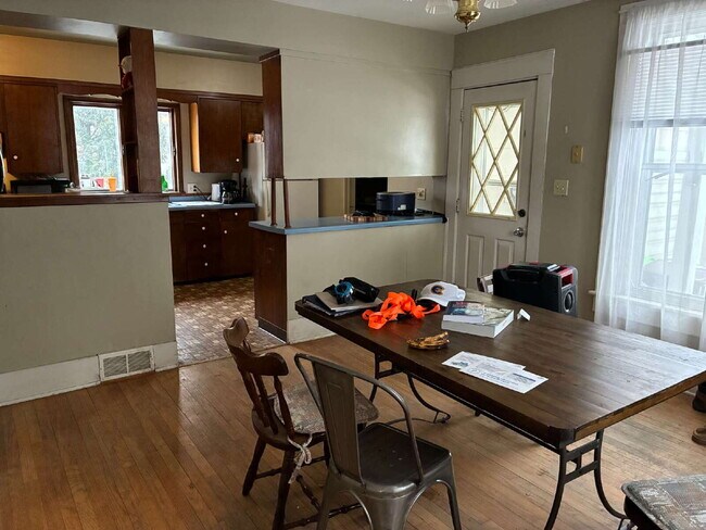 Building Photo - 3 Bed 2 Baths close to UWEC! Available June 1st 2025