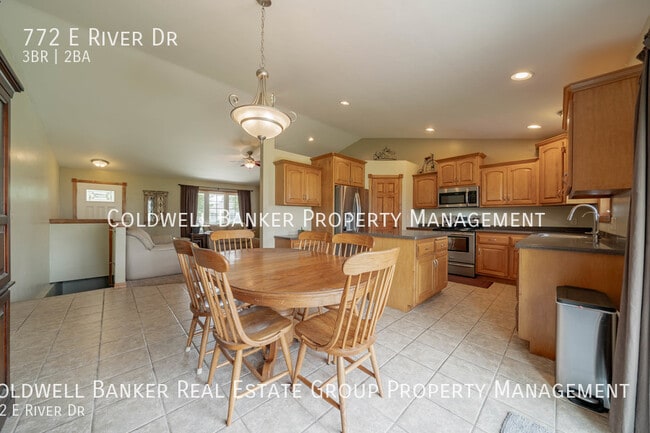Building Photo - 772 E River Dr