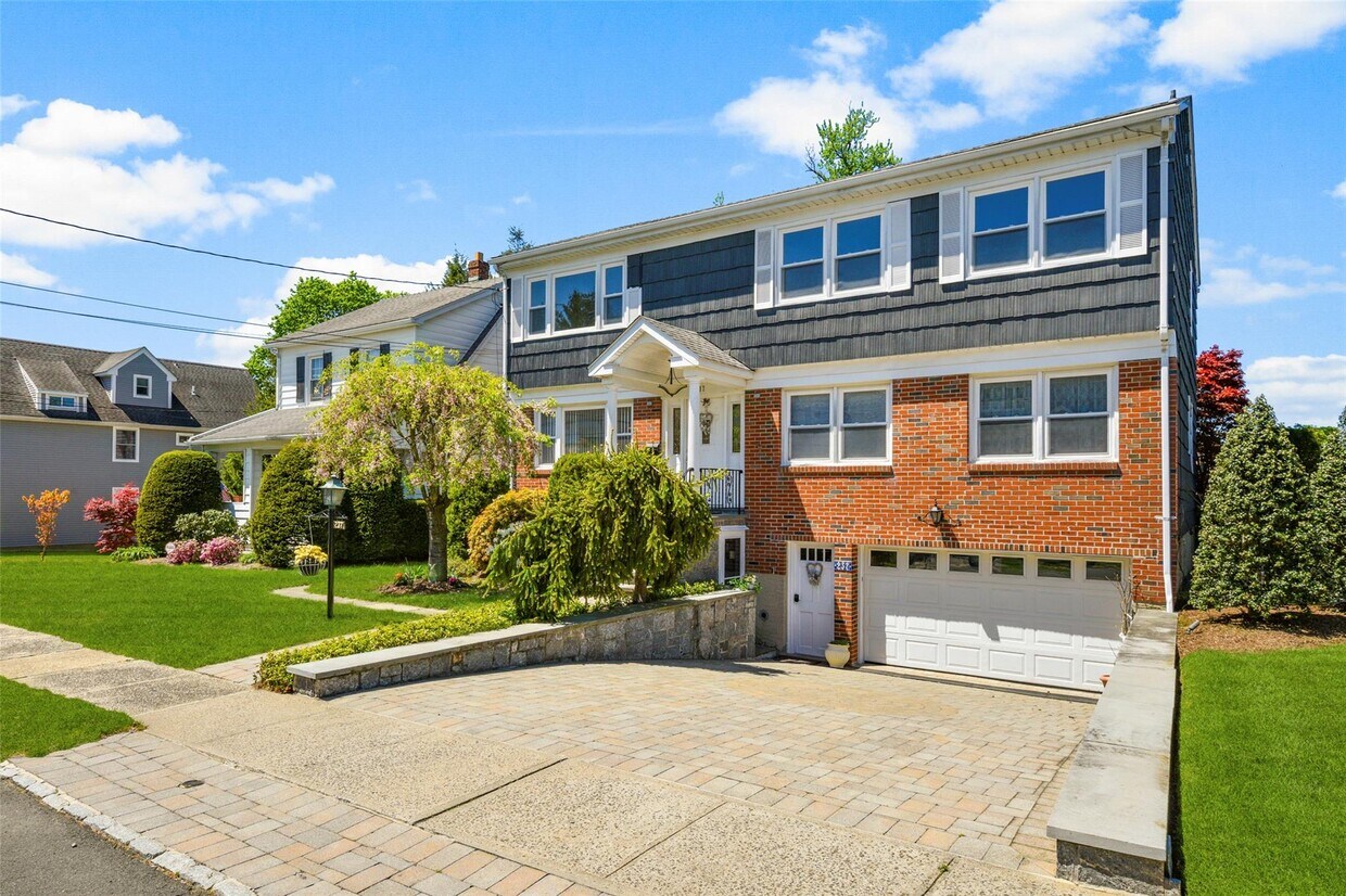 Primary Photo - 237 Gainsborg Ave E