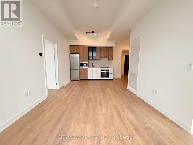 Photo du bâtiment - 1037 The Queensway