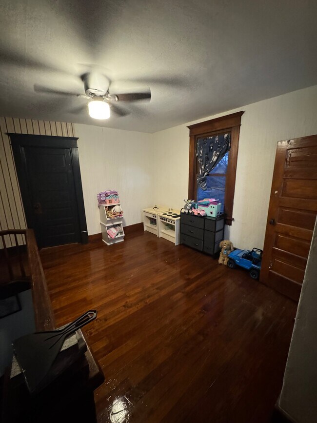 Building Photo - 213 W Second St