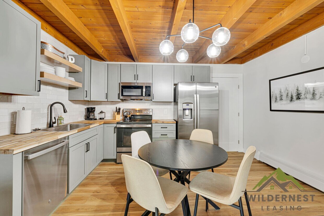 Primary Photo - Gorgeous Remodeled Treehouse 2 Bed with Mo...