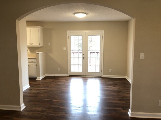 Building Photo - 3 Bedroom Pet Friendly Home For Rent!