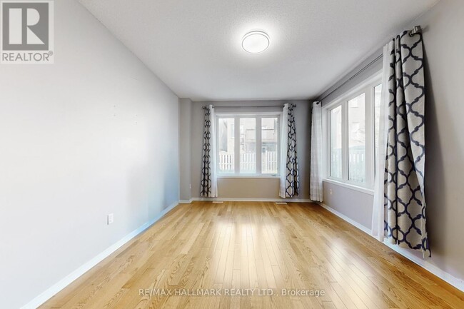 Building Photo - 18 Catalpa Cres
