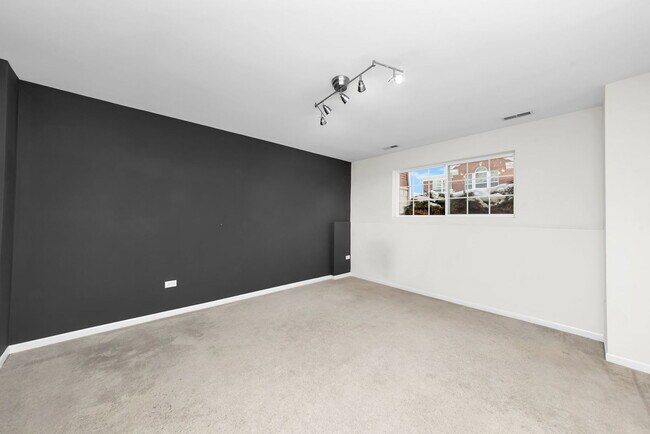 Building Photo - 2525 Dunraven Ave