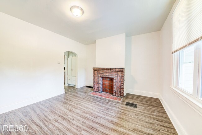 Building Photo - 2 br, 1.5 bath House - 226 Cedarhurst St B...