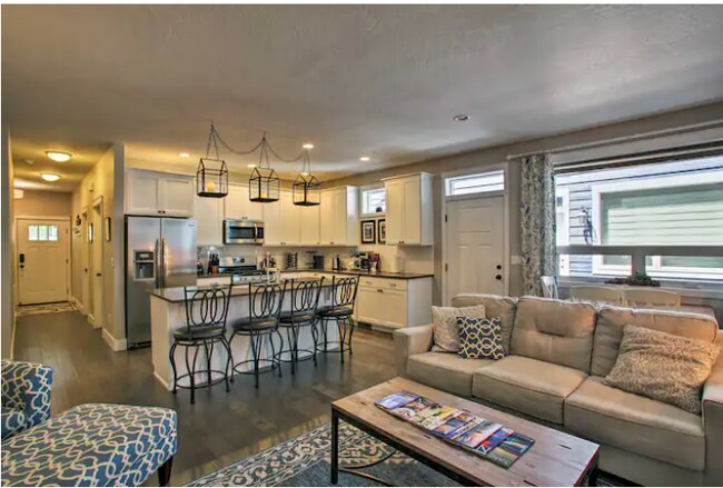 Building Photo - 723 Coeur D Alene Ave