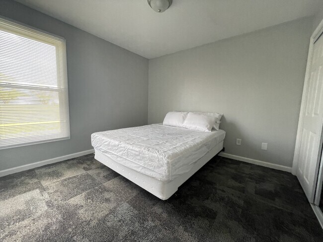 Building Photo - 302 Stone Creek Dr