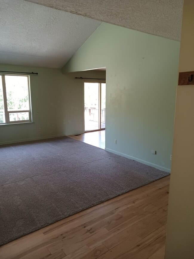 Building Photo - 708 Highland Dr