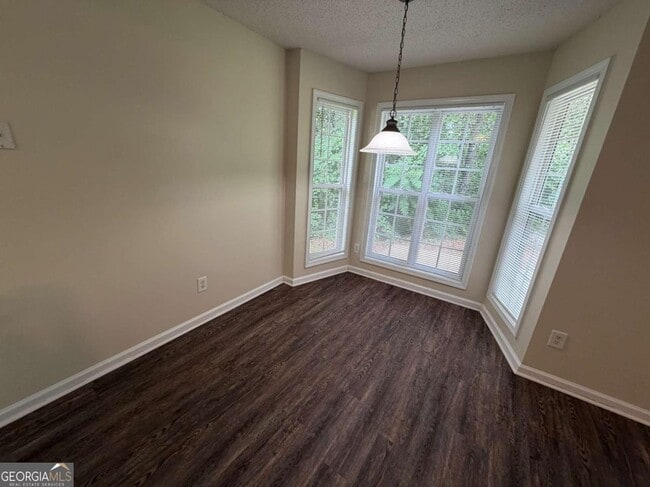 Foto del edificio - 211 Ravenwood Ct