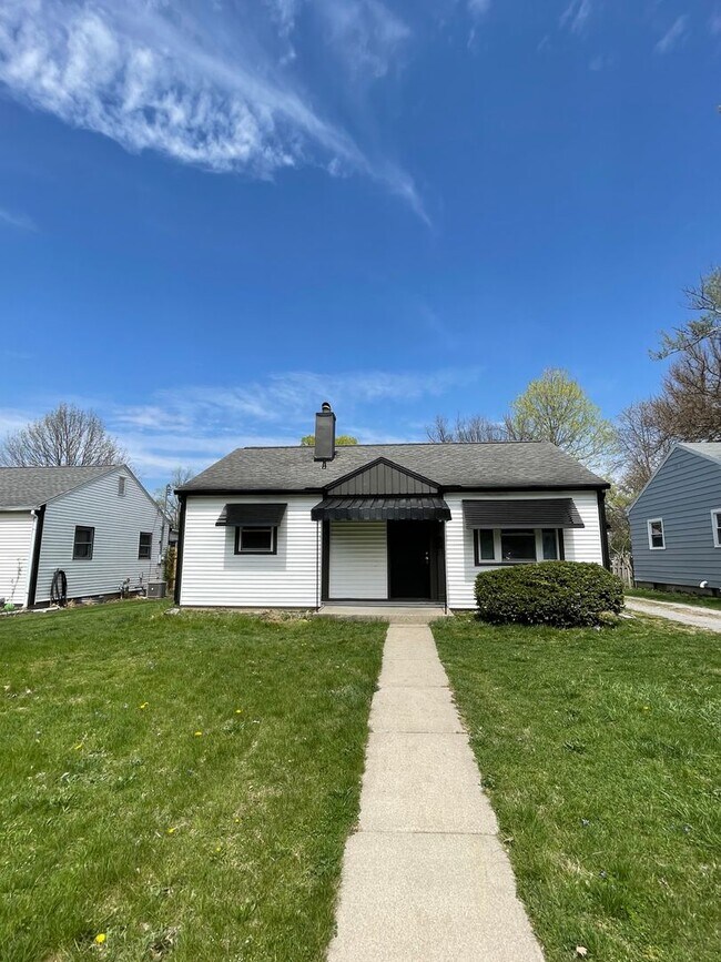 Building Photo - 3 Bedroom House with Detached Garage
