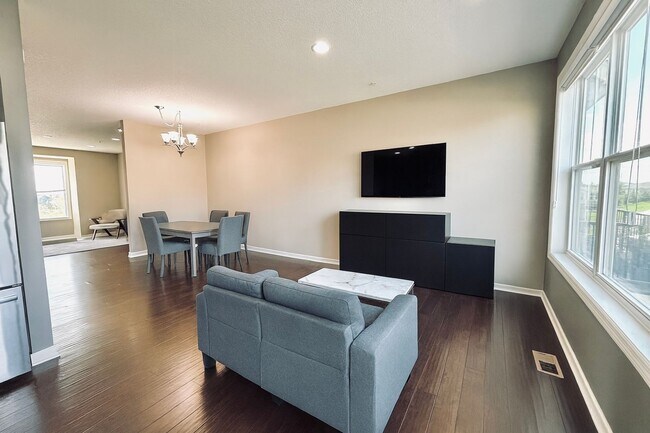 Foto del edificio - Updated 4bed/3bath Townhome in Prime Maple...