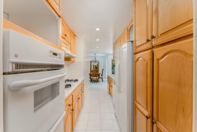 Building Photo - 423 S Rexford Dr