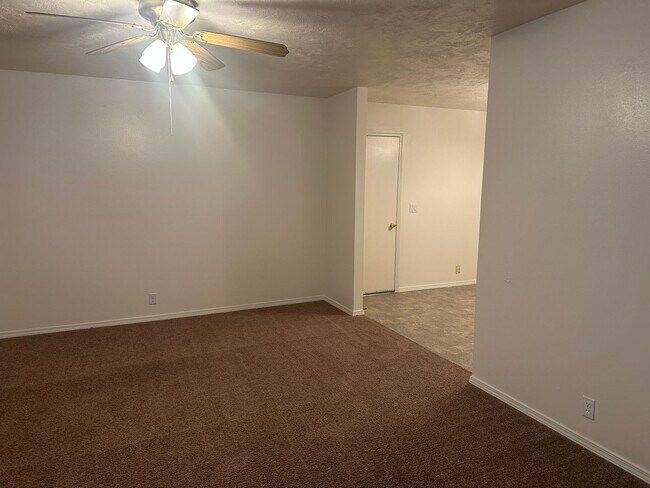 Foto del edificio - Spacious and recently updated, this 6-bedr...