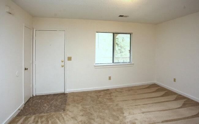 Living Area - Glennwood Apartments