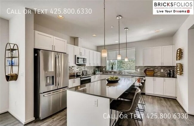 Foto del edificio - Stunning Three-Story Townhome in Lynnwood, WA