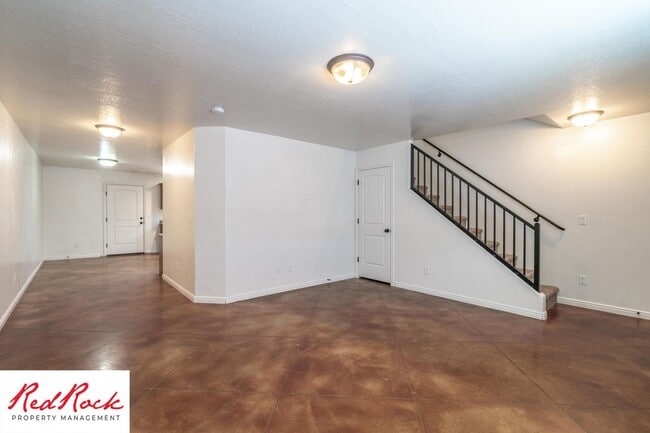 Building Photo - Charming 3 Bedroom Townhome with INTERNET INCLUDED & Dog-friendly!