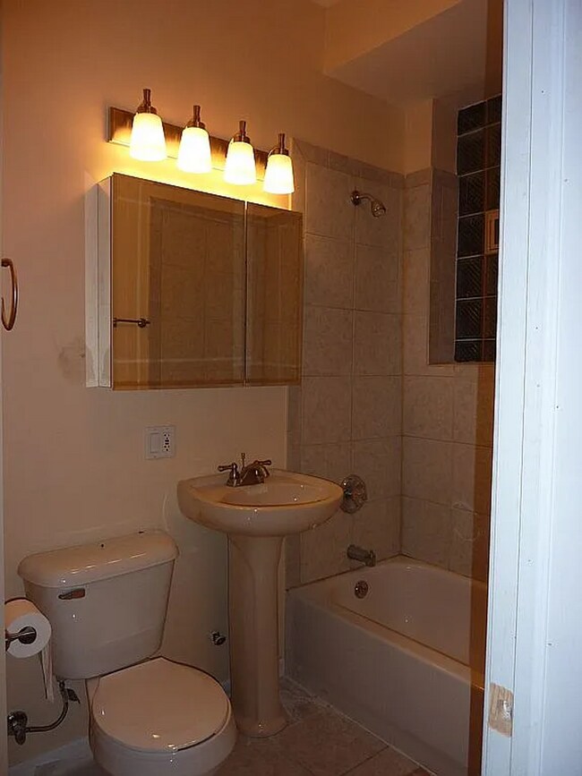 Foto del edificio - MODERN 2 BED/1BATH WITH GARAGE PARKING INCLUDED!
