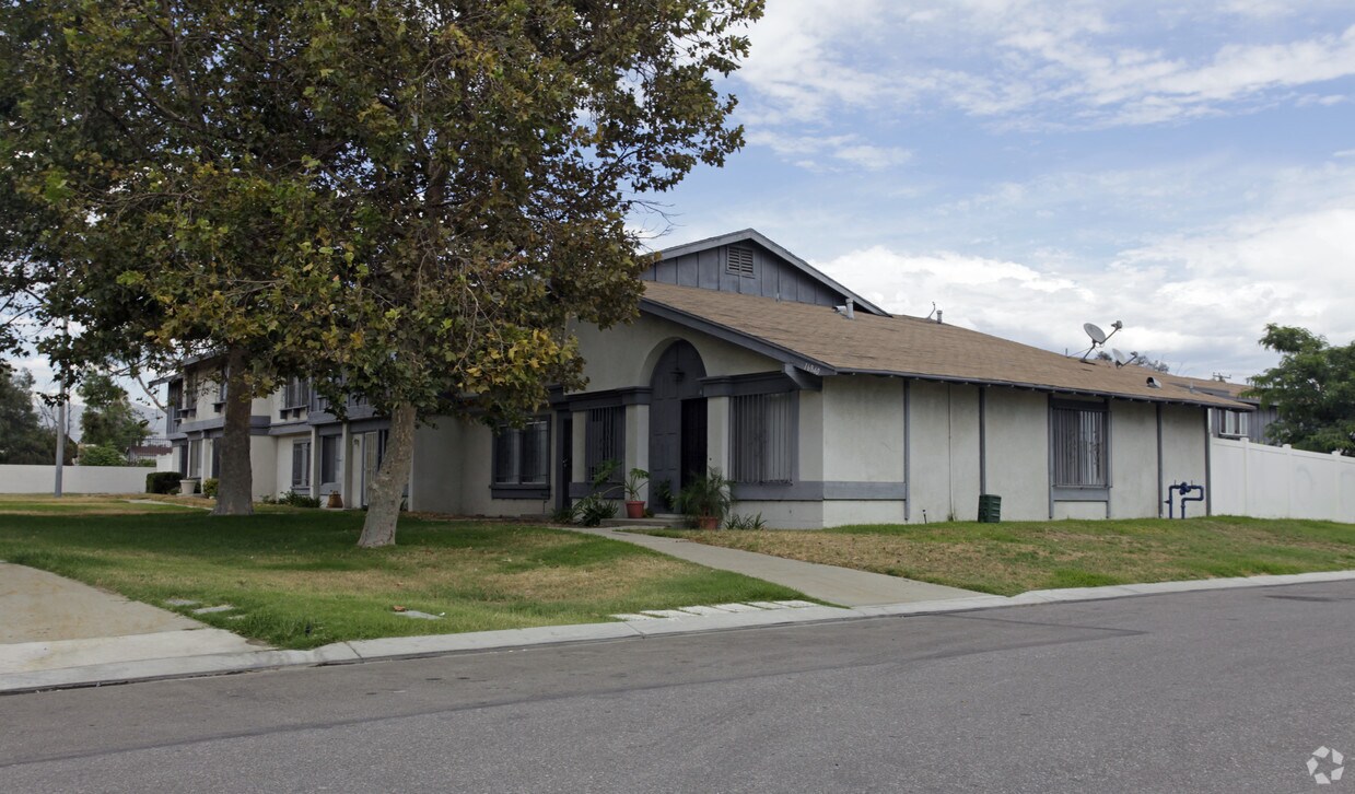 Primary Photo - 16840 Village Ln