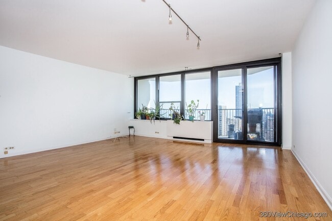 Foto del edificio - 1560 N Sandburg Terrace