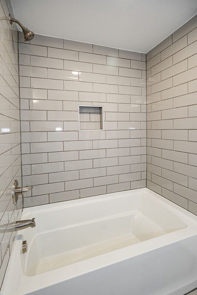 Foto del edificio - Downstairs Flat by Bike Rack with Washer &...