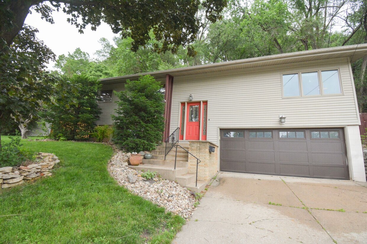 Primary Photo - Fantastic 3 bed 2.5 bath Home In Cul-De-Sa...