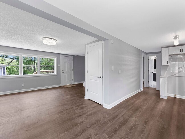 Building Photo - 14835 Riverside Dr