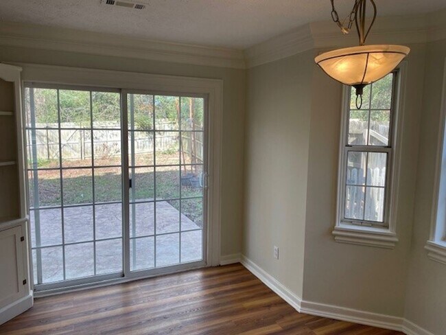Foto del edificio - 110 Braelinn Ct: Recently renovated (2022)...