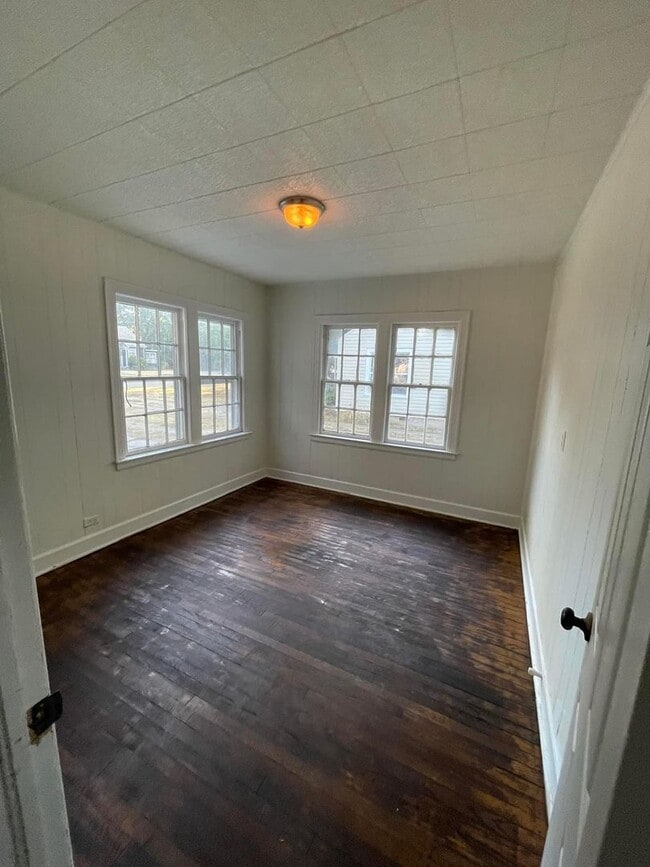 Building Photo - Rock 2 Bedroom home for Rent!