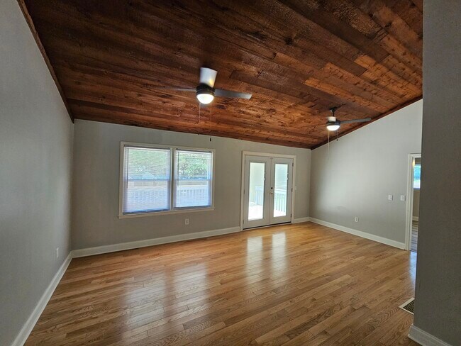 Building Photo - 105 Deep Forest Ln