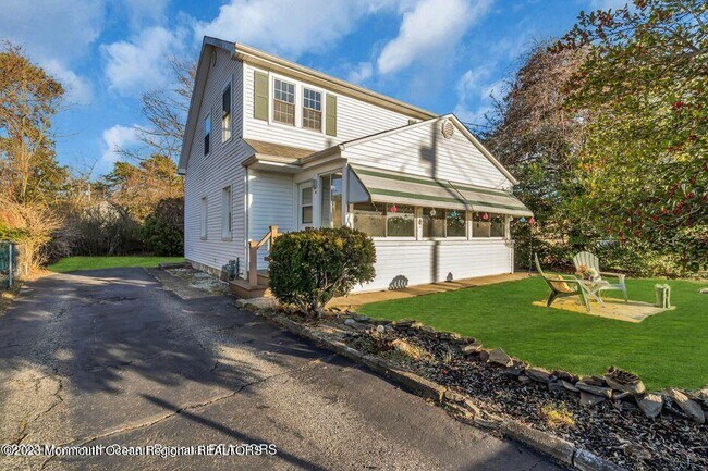 Building Photo - 1708 Lake Dr