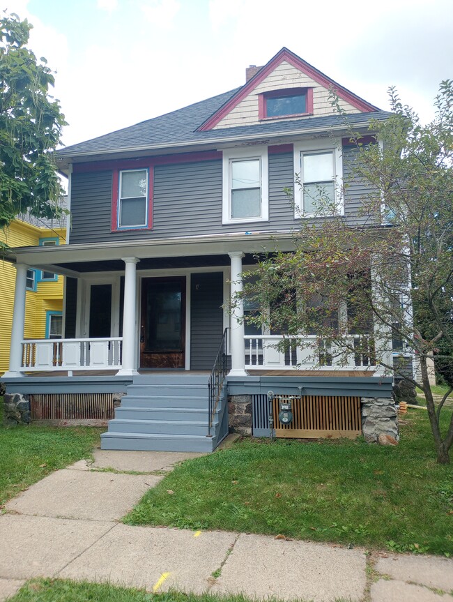 Building Photo - 136 Frelinghuysen Ave