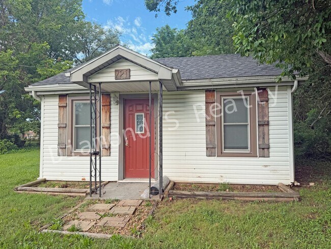 Building Photo - Adorable 2 Bed/1 Bath Home