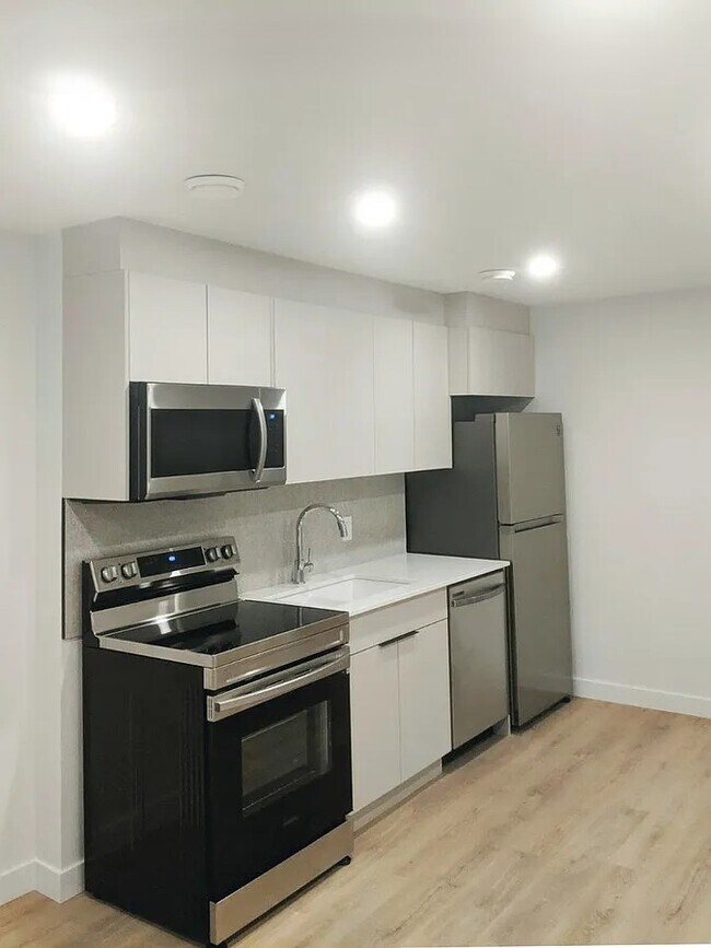 Building Photo - Killarney – a quiet, family-friendly neighborhood close to parks and tennis courts.