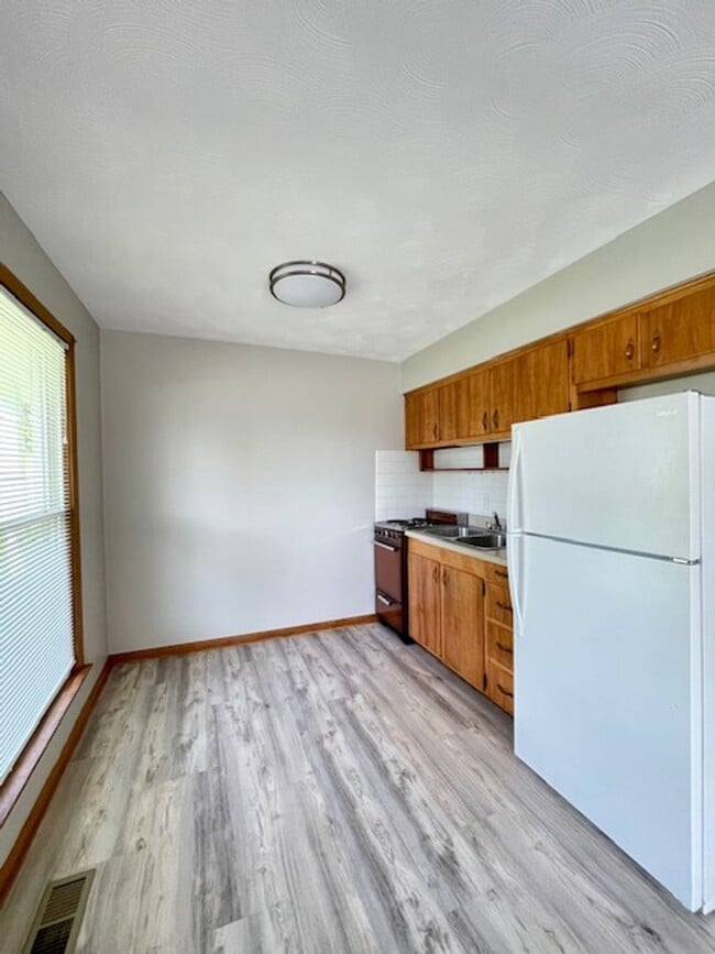 Foto del edificio - ASHLAND  - PERFECT One Bedroom Available!