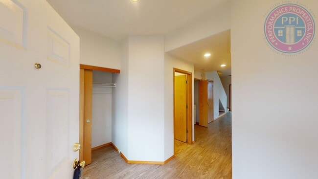 Building Photo - Beautiful Village Townhome!! Double Garage- Great Sunnyside Location!! Pet Friendly Princeton Vil...