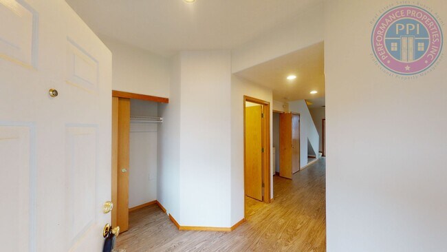 Foto del edificio - Beautiful Village Townhome!! Double Garage- Great Sunnyside Location!! Pet Friendly Princeton Vil...